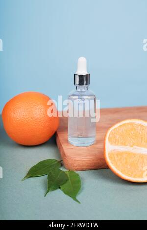 Bottiglia cosmetica naturale biologica mock up con foglie e fruit.blank bottiglia per marcare a caldo Foto Stock