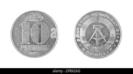 Dieci monete da 10 penting da Germania orientale 1982 isolato su uno sfondo bianco Foto Stock