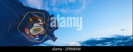 Bandiera dello Utah a cielo nuvoloso su sfondo al tramonto. Concetto patriottico sullo stato. illustrazione 3d Foto Stock