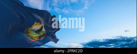 Bandiera del Vermont a cielo nuvoloso sfondo al tramonto. Concetto patriottico sullo stato. illustrazione 3d Foto Stock