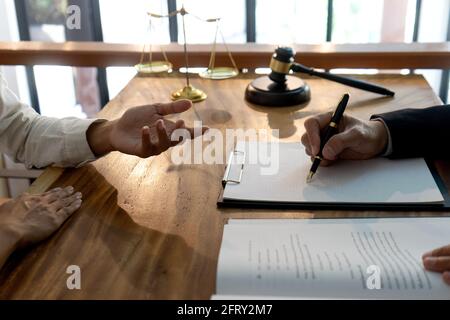 Giudice o avvocato che parla con il team o il cliente di consultare il dettaglio di legge, studio di legge concetto. Foto Stock