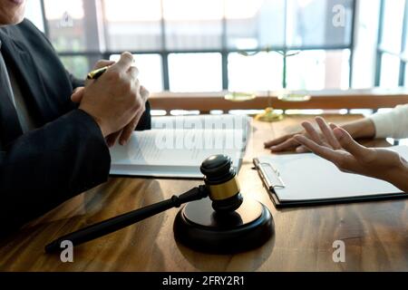 Giudice o avvocato che parla con il team o il cliente di consultare il dettaglio di legge, studio di legge concetto. Foto Stock