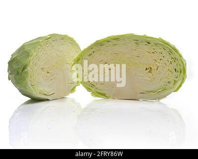 Tagliata metà parte di cavolo verde fresco isolato su bianco sfondo Foto Stock