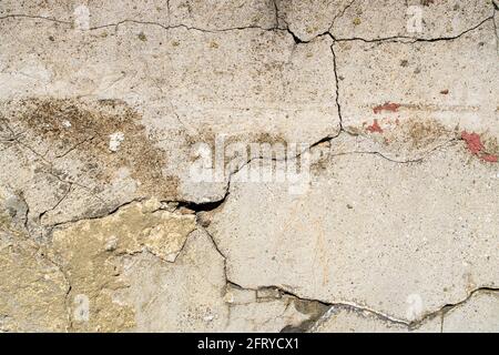 Frammento di una vecchia pelatura cracked texture di un giallo muro di cemento Foto Stock