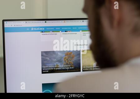 New York, USA - 1 maggio 2021: Sito web della società Telecinco su schermo, Editoriale illustrativo Foto Stock