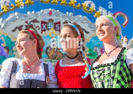 Amici in visita insieme fiera bavarese in costume nazionale o Dirndl Foto Stock