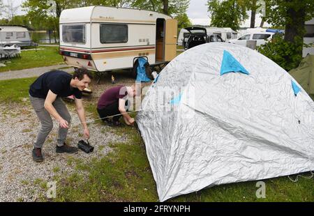 Garmisch Partenkirchen, Germania. 21 Maggio 2021. Due turisti piazzano la loro tenda in un campeggio sul lago Staffelsee. A partire da oggi, i campeggi in Baviera possono riaprire per gli ospiti. Credit: Angelika Warmuth/dpa/Alamy Live News Foto Stock