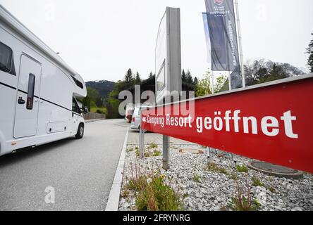 Garmisch Partenkirchen, Germania. 21 Maggio 2021. Un campmobile guida su un campeggio. A partire da oggi, i campeggi in Baviera possono riaprire per gli ospiti. Credit: Angelika Warmuth/dpa/Alamy Live News Foto Stock