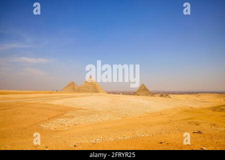 18 aprile 2021. Egitto, Cairo - Giza. Vista generale delle piramidi Foto Stock