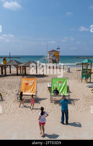 I turisti si divertano mentre scattano foto sulle spiagge di Tel Aviv. Israele Foto Stock