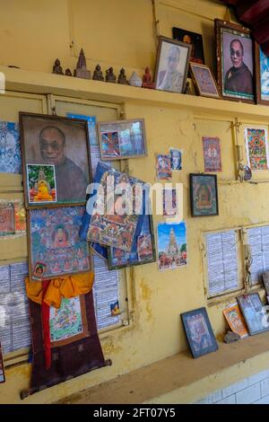 McLeod Ganj, India - 2021 maggio: Immagini del Dalai lama con disegni di Buddha al complesso di Tsuglagkhang il 21 maggio 2021 a Dharamshala. Foto Stock