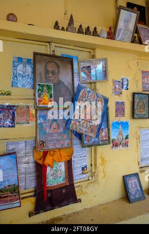 McLeod Ganj, India - 2021 maggio: Immagini del Dalai lama con disegni di Buddha al complesso di Tsuglagkhang il 21 maggio 2021 a Dharamshala. Foto Stock