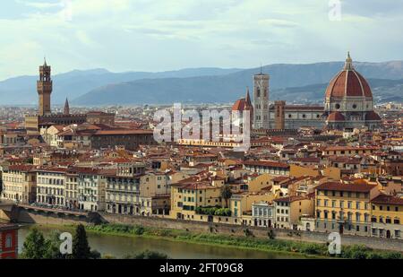 Splendida vista sulla città di Firenze nella regione Toscana in Italia con il grande Duomo e Palazzo Vecchio visto da Piazzale Michelangelo sul Foto Stock