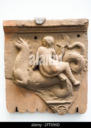 Lastre con Nereidi su Triton i sec a.C. Terracotta Pompei sito archeologico, Italia Foto Stock