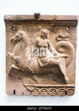 Lastre con Nereidi su Triton i sec a.C. Terracotta Pompei sito archeologico, Italia Foto Stock