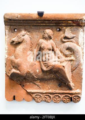 Lastre con Nereidi su Triton i sec a.C. Terracotta Pompei sito archeologico, Italia Foto Stock