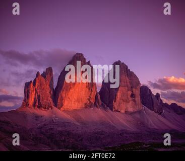 Italia. L'immagine è delle famose tre Torri, conosciute in tedesco come Drei Zinnen ma più poeticamente chiamate in italiano come le tre Cime di Laverado, situate nella regione orientale di Sesto-Sesto delle Dolomiti italiane. Durante la prima guerra mondiale, conosciuta come la Guerra Bianca, le vette forniva una barriera naturale tra gli italiani e gli austriaci in guerra, la linea di fronte che attraversa le vette. Foto Stock