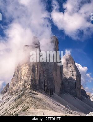 Italia. L'immagine è delle famose tre Torri, conosciute in tedesco come Drei Zinnen ma più poeticamente chiamate in italiano come le tre Cime di Laverado, situate nella regione orientale di Sesto-Sesto delle Dolomiti italiane. Durante la prima guerra mondiale, conosciuta come la Guerra Bianca, le vette forniva una barriera naturale tra gli italiani e gli austriaci in guerra, la linea di fronte che attraversa le vette. Foto Stock