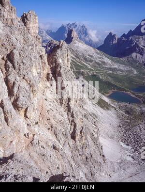 Italia. L'immagine è di un gruppo di scalatori che salgono lungo il sentiero protetto di Via Ferrata sul Paternkofel [Monte Paterno] guardando verso il pinnacolo del Toblinger Knoten Spitze vicino alle famose tre Torri, Conosciuto in tedesco come Drei Zinnen, ma più poeticamente chiamato in italiano come le tre Cime di Laverado, situato nella regione orientale di Sesto-Sesto delle Dolomiti italiane. Durante la prima guerra mondiale, l'esercito austriaco ha installato un cannone da campo sulla cima del piccolo picco in modo che la conchiglia gli italiani a poco più di un chilometro di distanza. Gli arrampicatori sono in realtà sulla linea di fronte austriaca Foto Stock