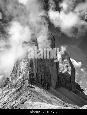 Italia. L'immagine è delle famose tre Torri, conosciute in tedesco come Drei Zinnen ma più poeticamente chiamate in italiano come le tre Cime di Laverado, situate nella regione orientale di Sesto-Sesto delle Dolomiti italiane. Durante la prima guerra mondiale, conosciuta come la Guerra Bianca, le vette forniva una barriera naturale tra gli italiani e gli austriaci in guerra, la linea di fronte che attraversa le vette. Foto Stock