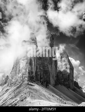 Italia. L'immagine è delle famose tre Torri, conosciute in tedesco come Drei Zinnen ma più poeticamente chiamate in italiano come le tre Cime di Laverado, situate nella regione orientale di Sesto-Sesto delle Dolomiti italiane. Durante la prima guerra mondiale, conosciuta come la Guerra Bianca, le vette forniva una barriera naturale tra gli italiani e gli austriaci in guerra, la linea di fronte che attraversa le vette. Foto Stock