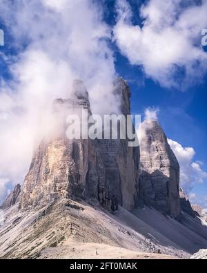 Italia. L'immagine è delle famose tre Torri, conosciute in tedesco come Drei Zinnen ma più poeticamente chiamate in italiano come le tre Cime di Laverado, situate nella regione orientale di Sesto-Sesto delle Dolomiti italiane. Durante la prima guerra mondiale, conosciuta come la Guerra Bianca, le vette forniva una barriera naturale tra gli italiani e gli austriaci in guerra, la linea di fronte che attraversa le vette. Foto Stock