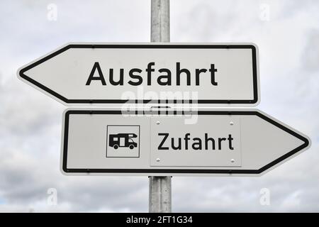 Erfurt, Germania. 21 Maggio 2021. "Accesso" e "uscita" sono riportati sulle indicazioni di un nuovo sito caravan gestito da Erfurt Tourismus und Marketing GmbH (ETMG). Il parcheggio vicino al sito egapark BUGA è stato messo in funzione lo stesso giorno. A Erfurt, il valore di sette giorni di nuove infezioni da Corona ogni 100,000 abitanti è ora stabilmente inferiore a 100. Credit: Martin Schutt/dpa-Zentralbild/dpa/Alamy Live News Foto Stock