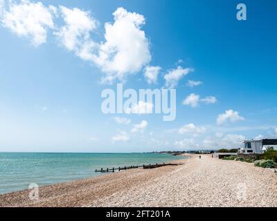 Pevensey Bay, East Sussex, Inghilterra. Una vista estiva della tranquilla spiaggia di ciottoli sulla costa meridionale dell'Inghilterra tra Eastbourne e Bexhill. Foto Stock