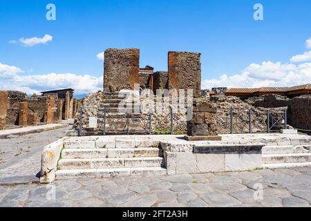 Il Tempio di Fortuna Augusta si trova all'angolo tra Via del Foro e Via della Fortuna - sito archeologico di Pompei, Italia Foto Stock