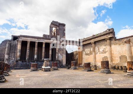 Il tribunale della basilica (area su cui erano alloggiati i magistrati) la Basilica può essere datata tra il 130-120 a.C. e rappresenta uno dei più antichi esempi di questo tipo di costruzione in tutto il mondo romano - sito archeologico di Pompei, Italia Foto Stock