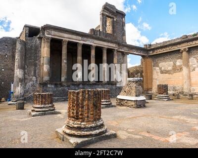 Il tribunale della basilica (area su cui erano alloggiati i magistrati) la Basilica può essere datata tra il 130-120 a.C. e rappresenta uno dei più antichi esempi di questo tipo di costruzione in tutto il mondo romano - sito archeologico di Pompei, Italia Foto Stock