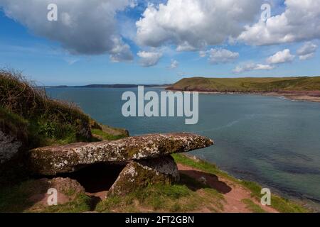 Vista della camera di sepoltura preistorica di King's Quoit, del mare e delle scogliere sul sentiero costiero di Pembrokeshire vicino a Tenby e Manorbier, Galles Foto Stock