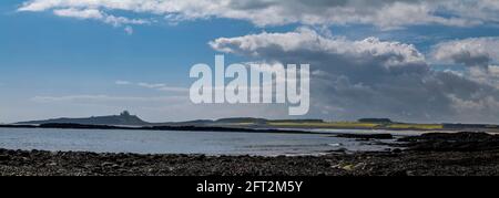 Il tempo cambia sulla costa del Northumberland a Dunstanburgh, Regno Unito. Foto Stock