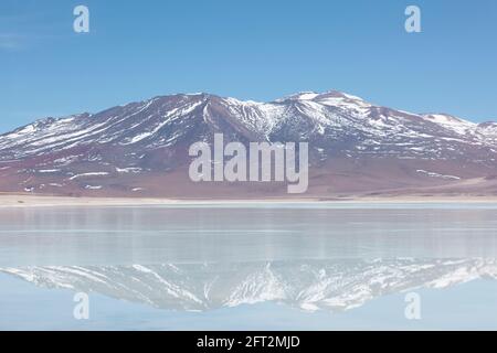 L'impressionante Laguna Verde al confine tra Cile e Bolivia. Accesso tramite percorsi nel deserto, di solito come parte di un gruppo di safari terrestre Foto Stock