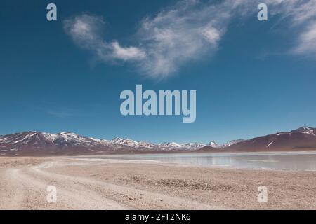 L'impressionante Laguna Verde al confine tra Cile e Bolivia. Accesso tramite percorsi nel deserto, di solito come parte di un gruppo di safari terrestre Foto Stock