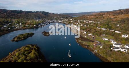 Vista panoramica aerea del porto di Tarbert, penisola di Kintyre, Argyll, Scozia. Foto Stock