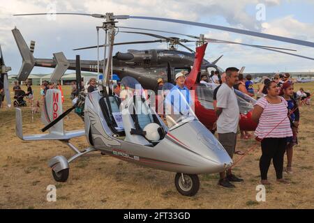 Un girocottero, un tipo di rotorcraft leggero, con un elicottero di dimensioni complete (un Bell 427) sullo sfondo. Fotografato ad un airshow Foto Stock