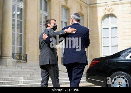 Parigi, Francia. 21 Maggio 2021. Il Presidente francese Emmanuel Macron saluta il Segretario Generale della NATO Jens Stoltenberg dopo il loro incontro al Palazzo Elysee a Parigi, in Francia, il 21 maggio 2021. Foto di Julie Sebadelha/ABACAPRESS.COM Credit: Abaca Press/Alamy Live News Foto Stock