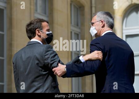 Parigi, Francia. 21 Maggio 2021. Il Presidente francese Emmanuel Macron saluta il Segretario Generale della NATO Jens Stoltenberg dopo il loro incontro al Palazzo Elysee a Parigi, in Francia, il 21 maggio 2021. Foto di Julie Sebadelha/ABACAPRESS.COM Credit: Abaca Press/Alamy Live News Foto Stock