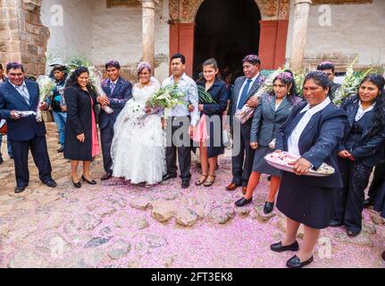 Sposa, sposo e ospiti di un tradizionale matrimonio locale, Chinchero, un villaggio andino rustico nella Valle Sacra, Urubamba Provincia, Cusco Regione, Perù Foto Stock