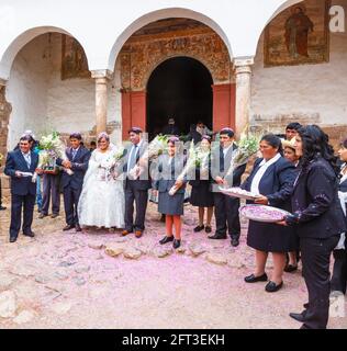 Sposa, sposo e ospiti di un tradizionale matrimonio locale, Chinchero, un villaggio andino rustico nella Valle Sacra, Urubamba Provincia, Cusco Regione, Perù Foto Stock