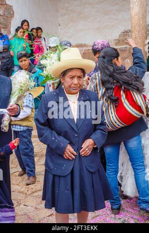 Anziano ospite di nozze Quechua che indossa un cappello ad un matrimonio locale, Chinchero, un villaggio andino rustico nella Valle Sacra, Urubamba, Cusco Regione, Perù Foto Stock