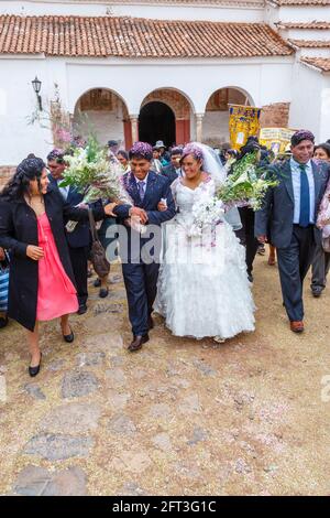 Sposa, sposo e ospiti di un tradizionale matrimonio locale, Chinchero, un villaggio andino rustico nella Valle Sacra, Urubamba Provincia, Cusco Regione, Perù Foto Stock