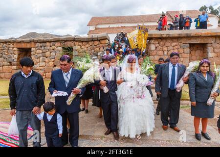 Sposa, sposo e ospiti di un tradizionale matrimonio locale, Chinchero, un villaggio andino rustico nella Valle Sacra, Urubamba Provincia, Cusco Regione, Perù Foto Stock