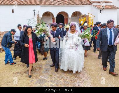 Sposa, sposo e ospiti di un tradizionale matrimonio locale, Chinchero, un villaggio andino rustico nella Valle Sacra, Urubamba Provincia, Cusco Regione, Perù Foto Stock