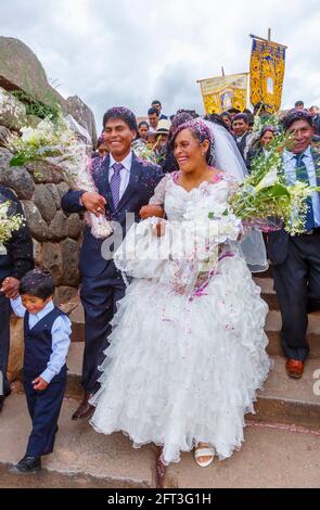 Sorridente sposa e sposo in un tradizionale matrimonio locale, Chinchero, un villaggio andino rustico nella Valle Sacra, Urubamba Provincia, Cusco Regione, Perù Foto Stock