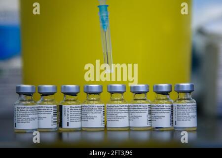 Londra, UK 20 maggio 2021 - fiale contenenti il vaccino Pfizer e BioNTech Covid-19 presso un centro di vaccinazione di Londra. Credit Dinendra Haria /Alamy Live News Foto Stock