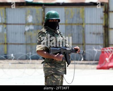 Srinagar, India. 21 Maggio 2021. Una guardia paramilitare durante un coprifuoco stretto imposto all'anniversario dell'assassinio di due leader separatisti (Foto di Mohammad Abu Bakar/Pacific Press) Credit: Pacific Press Media Production Corp./Alamy Live News Foto Stock