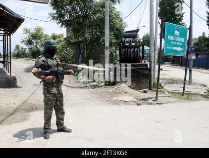 Srinagar, India. 21 Maggio 2021. Una guardia paramilitare durante un coprifuoco stretto imposto all'anniversario dell'assassinio di due leader separatisti (Foto di Mohammad Abu Bakar/Pacific Press) Credit: Pacific Press Media Production Corp./Alamy Live News Foto Stock