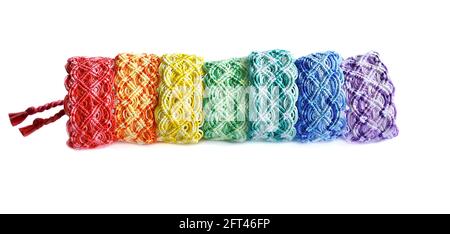 Braccialetti fai-da-te intrecciati con treccia speciale. Colori arcobaleno. Accessori estivi Foto Stock